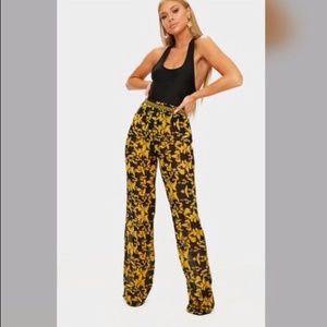 PRETTY LITTLE THING BLACK CHAIN PRINT BEACH FLARES